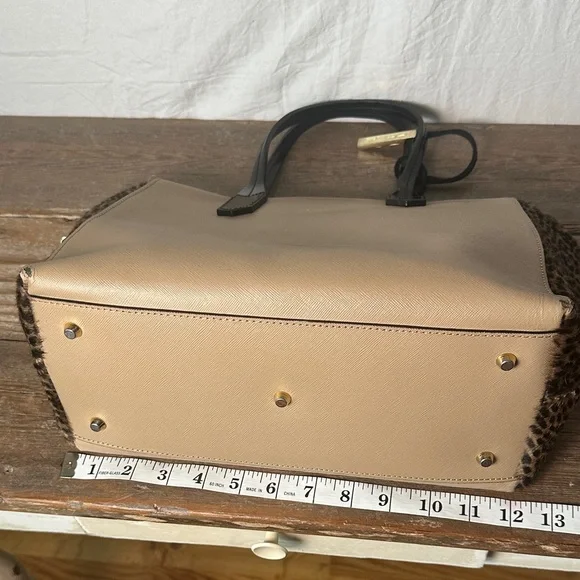 Innue—Chic Beige and Black Satchel with fur accents - Picture 9 of 13